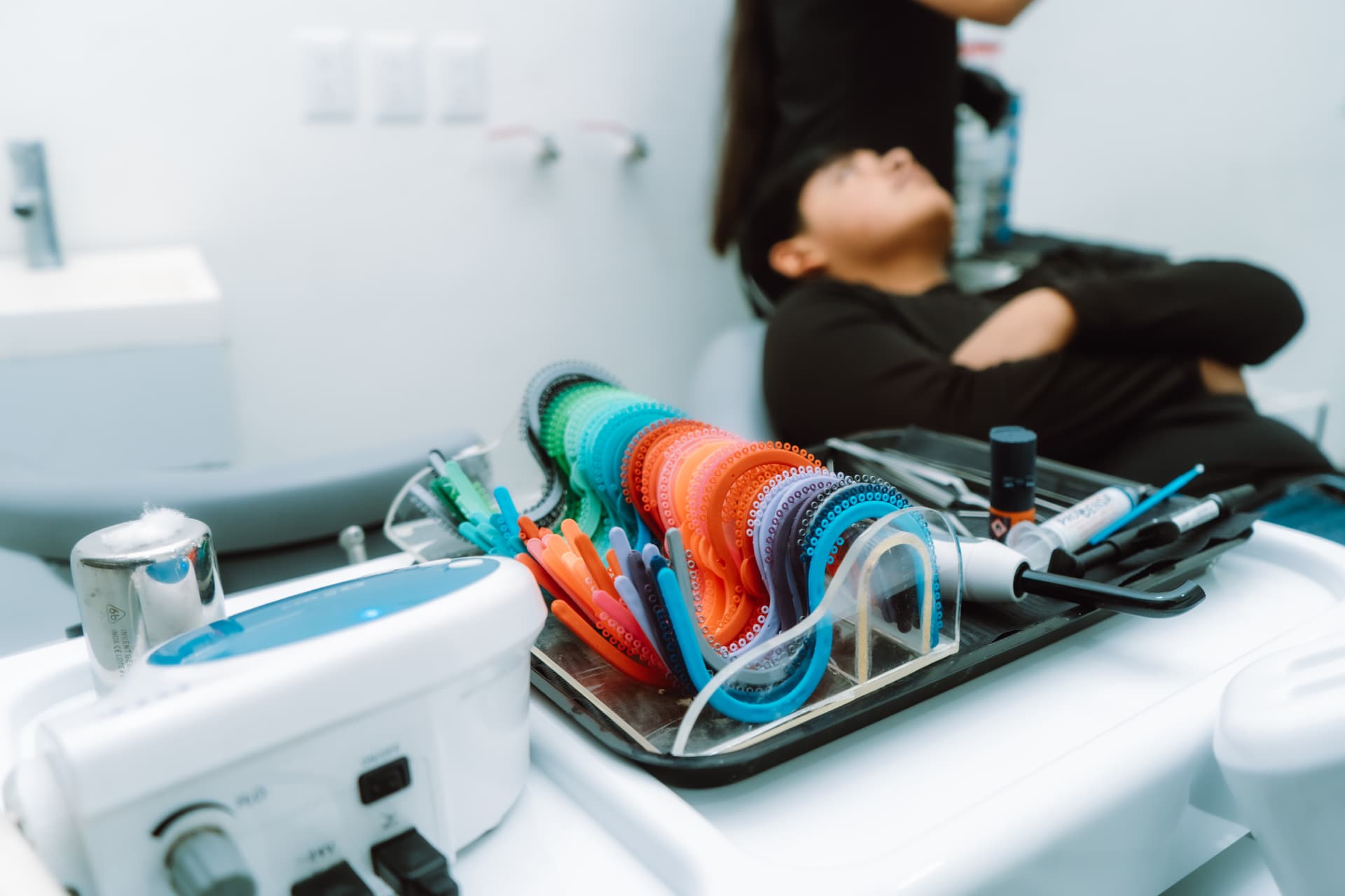 Instrumental y materiales de ortodoncia listos en el área clínica de Aresa Dental