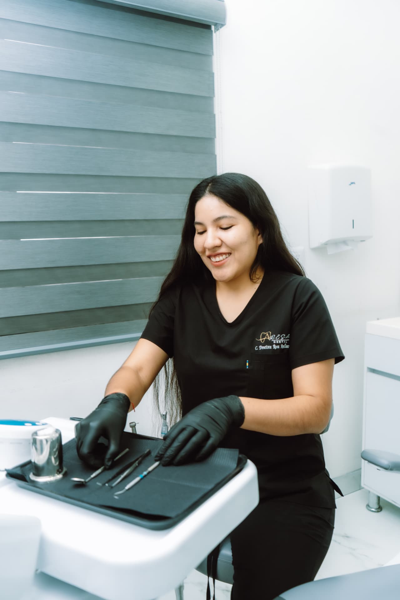 Profesional odontológica de Aresa Dental preparando el instrumental clínico